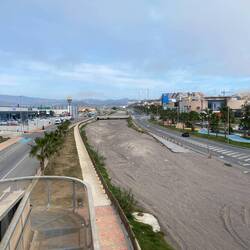 Breite Straßen und eine trockene Rambla