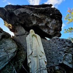 Kip Marije pod skalnim previsom