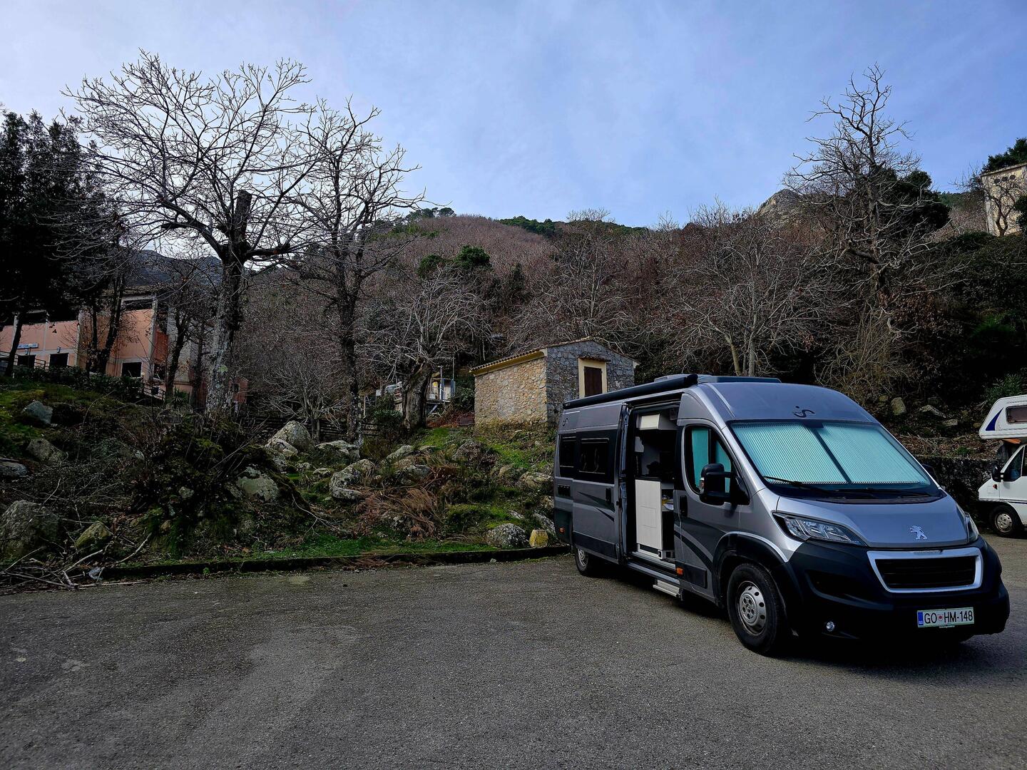 Parkirava ob gondoli ki vozi na najvisji vrh Elbe, a žal je zaprta...