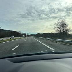 Letzte Strasse und Sonne am Horizont. Frankreich zeigt sich von seiner besten Seite.