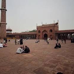 5 veces al dia suena esta música invitando a la oración.