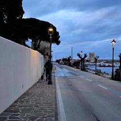 Potka ob obali ki vodi do stolpa