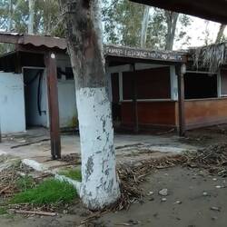 Der geschlossene Campingplatz: Die Strandbar gibt ein trauriges Bild ab.