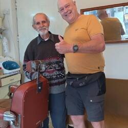 Der Barber, der noch mit dem Rasiermesser arbeitet.