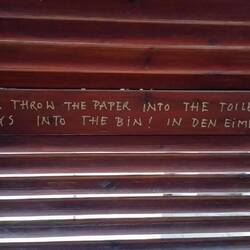 Der Spruch an der Klotür.