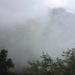 Berg in einer Altocumulus-Wolke