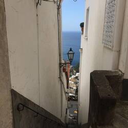 Durch diese (hohle) Gasse sind wir gekommen.