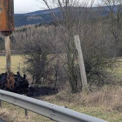 War mal ein Blitzer, hat man mithilfe von alten Reifen abgefackelt. Haben wir schon öfter gesehen.