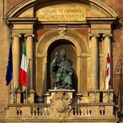 Statue of San Petronio on the façade of Palazzo d'Accursio ... Piazza Maggiore — Bologna, Italy.