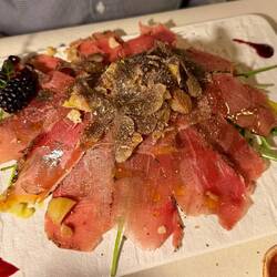 Geräuchtes Wildschwein-Carpaccio mit schwarzen Trüffel und Kastanien