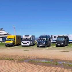 ..wir Parken direkt am Hafen 🚐🅿️