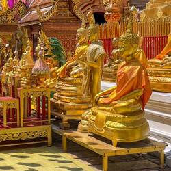 Wie in allen Tempeln sind auch hier sehr viele Buddhas - aussen ...