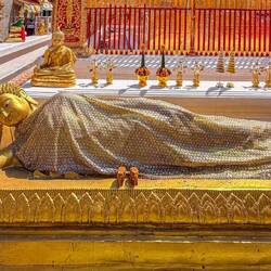 Ein liegender Buddha repräsentiert die letzte Lebensphase vor dem Übergang ins Nirvana