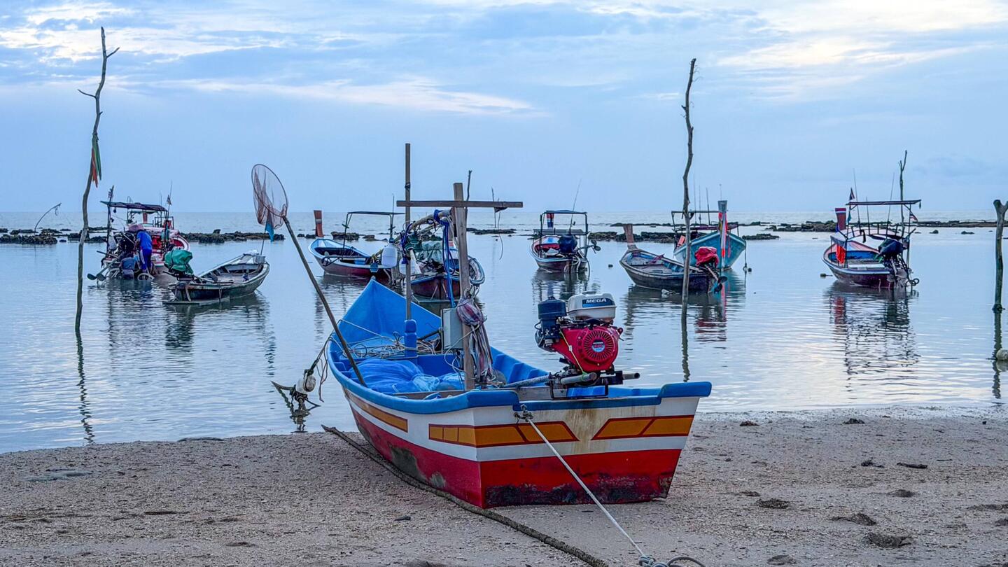 Abendstimmung mit Ausflugs- und Fischerbooten am Klong Khong Strand