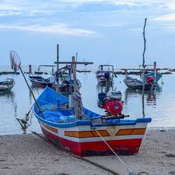 Abendstimmung mit Ausflugs- und Fischerbooten am Klong Khong Strand