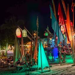 Prächtige Farben und relaxtes Strandleben am Abend