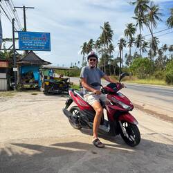 Peter kann ohne Zweirad auch in Thailand nicht sein 😊