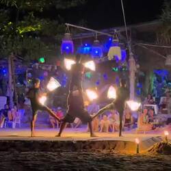 Showtime mit Feuerstäben am Strand