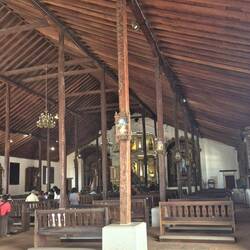 Schlichter Stil mit viel Holz