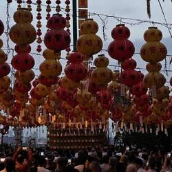 Geduldiges warten bis die Nacht einbricht.