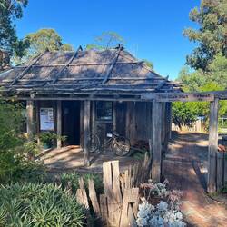 Nachgebautes Haus der ersten Siedler und Goldgräber
