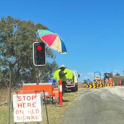 Auch die Strassenarbeiter benötigen Schatten