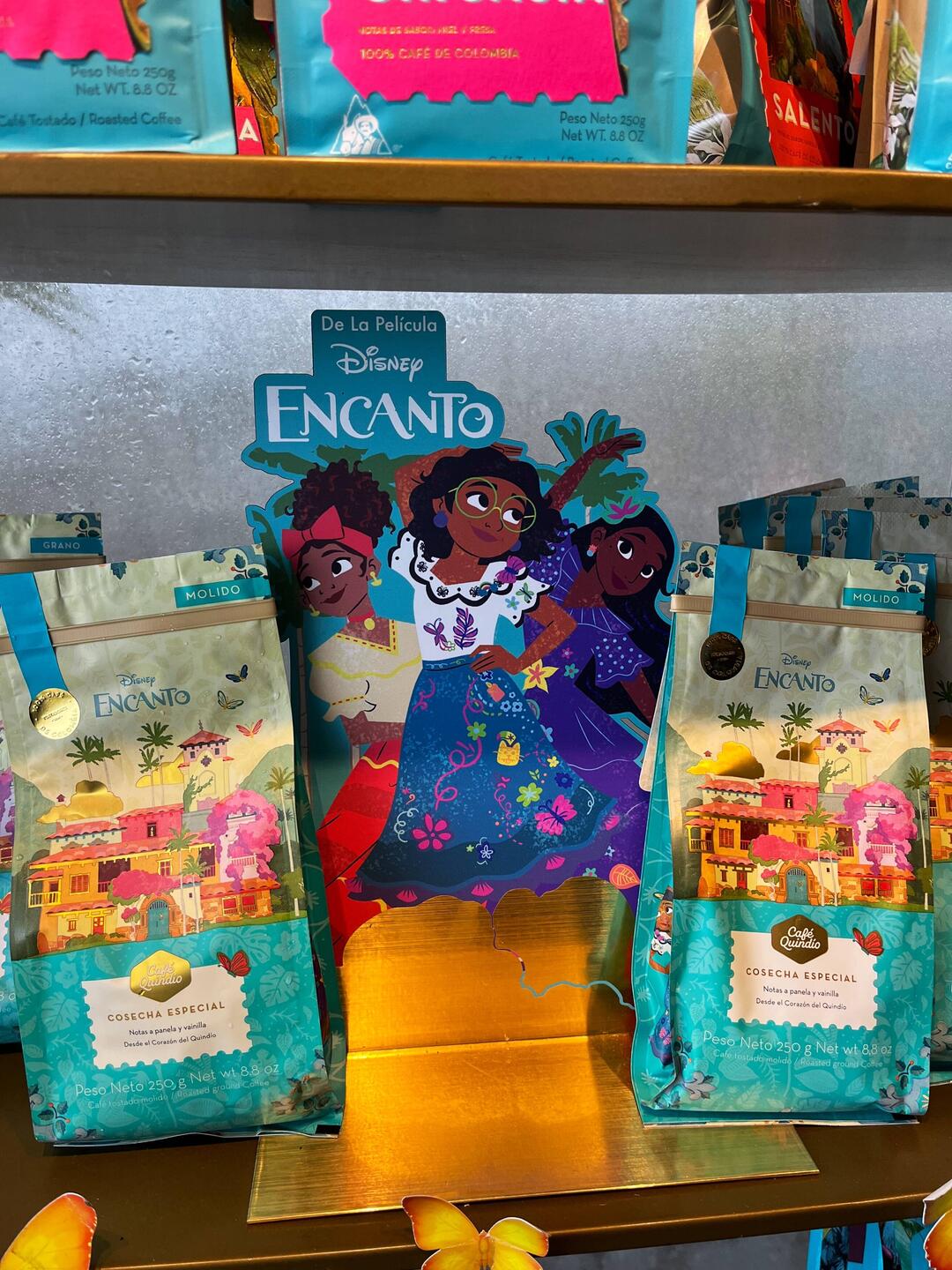 En Canto coffee seen at a roadside rest stop.