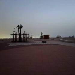 Die Promenade hüllt sich ins dunkle Kleid.