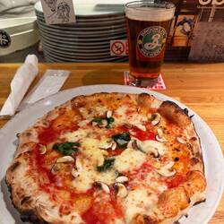 And a pizza? In Tokyo?? 🤷‍♂️ All I can say is that this one works!