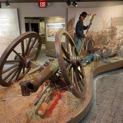 Die Kanonenrohre im Museum und im Gelände sind Original, die Lafetten sind Nachbauten.