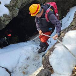 Abstieg in die Grotte