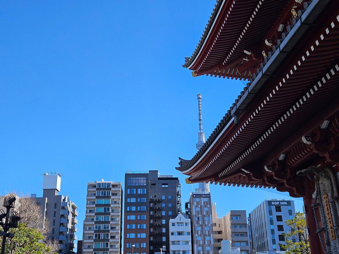 Temple Sensō‑ji et les immeubles de poupée qu'on voit partout.