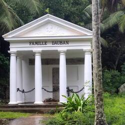 Mausoleum der Familie Dauban, der die Insel von der Mitte des 19. Jahrhunderts bis 1960 gehörte