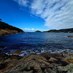 Prva samotna plažica... super poleti za skok v morje...