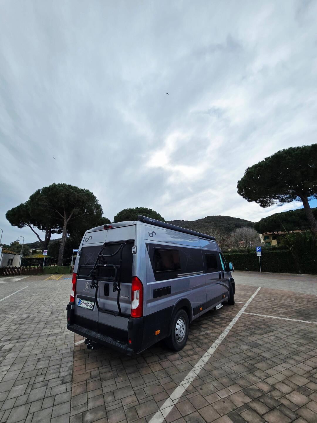 Parkirana čisto v livelu...