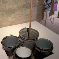 Putzaktion: niederländische Hausfrauen halfen beim Beseitigen der Flutschäden in erhaltenen Gebäuden