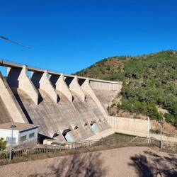 Ein riesiges Sperrwerk ....