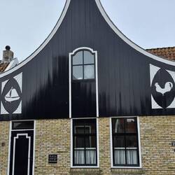 Hier gibt es viele schöne, typisch holländische Häuser.