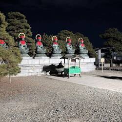 Mehre Statuten im Eingangsbereich des Tempels.