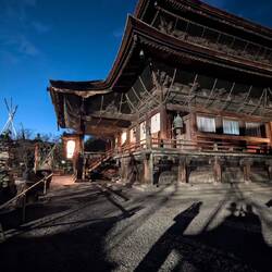 Da der Tempel bereits geschlossen hatte, konnten wir nur noch die Anlage von außen anschauen.