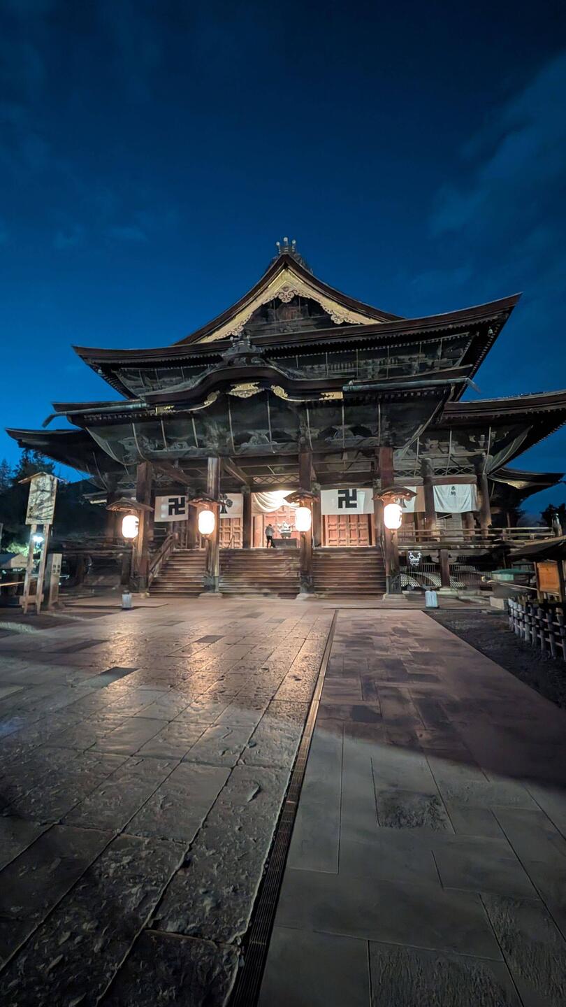 Direkt nach unserer Ankunft in Nagano, haben wir den Zenkō-ji besucht (nur noch bei Dunkelheit).