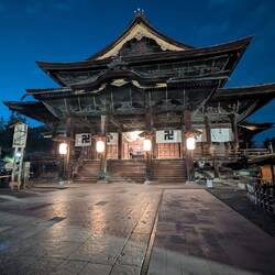 Direkt nach unserer Ankunft in Nagano, haben wir den Zenkō-ji besucht (nur noch bei Dunkelheit).