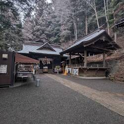 Noch ist niemand unterwegs - 07:00 Uhr am Arakura Fuji Sengen Shrine