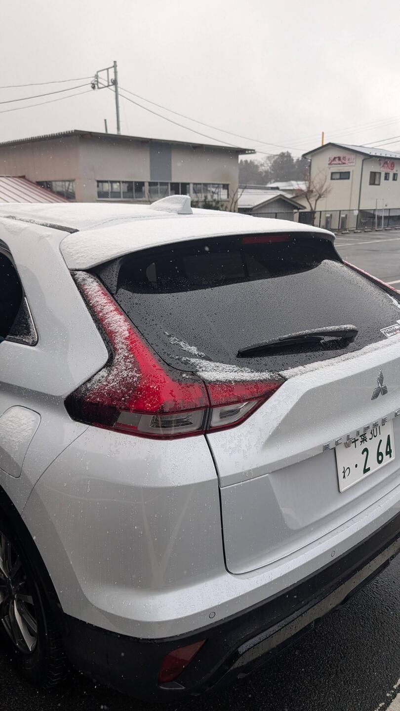 Am Morgen lag ein kleines bisschen Schnee auf den Auto.