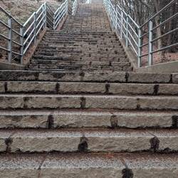 Nun geht es viele Stufen hinauf