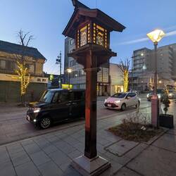 Coole Laternen gibt es hier am Straßenrand.