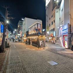 Süßes kleines Eckhaus. Darin eine gut besuchte Kneipe.