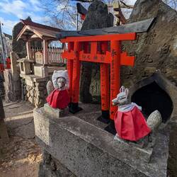 Funfact: die Schriftzeichen sind Namen von Firmen.