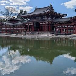 Diese ist die Phönix Halle von 1053. Sie stellt symbolisch das reine Land (Amida-Paradies) dar.