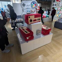 Übergroße Stoff Controller kann man im Shop kaufen. Aber wie bekommt man die nach Hause?